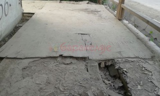 <b>Кыргызча:</b>Бөкөнбаев көчөсүндөгү курулуштун жыгач тротуарлары сынып, кооптуу болууда — окурман <b><i>(фото)</i></b>