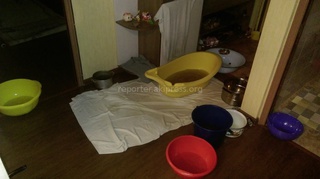 В микрорайоне «Улан-2» сорвало крышу многоэтажки, вода льется в квартиры, - житель <b><i>( фото, видео)</i></b>