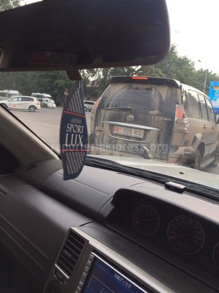 Читатель написал: «Интересно откуда едет такая грязная машина с номерами правительства?»