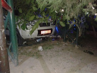 Дипномера автомашины, водитель которой повредил ограждение в кафе в Оше, зарегистрированы на Генконсульство Российской Федерации, - МИД