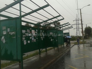 Читатель вновь пишет об отсутствии кровли на некоторых остановках в новостройке «Кара Жыгач» <i>(фото)</i>