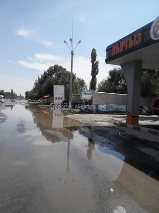 ПЭУ «Бишкекводоканал» устранило утечку питьевой воды на водопроводе в селе Лебединовка
