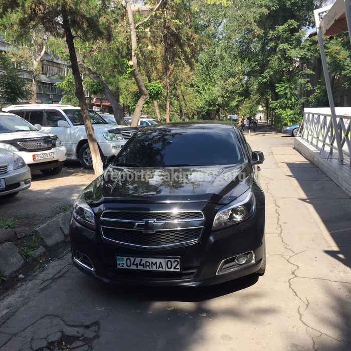 «На ул. Исанова напротив кафе «Бухара» водитель крутого авто с казахскими госномерами припарковался на тротуаре, автомобиль полностью тонированный», - пишет читатель.
