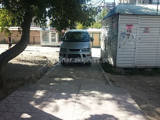«Водитель припарковал свое авто и перекрыл пешеходный переход, как бороться с такими нарушителями?», - пишет читатель.