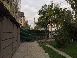 На пересечении улиц Токтогула-Исанова стройкомпания «Байташ Групп» перекрыла тротуар, - читатель <i>(фото)</i>
