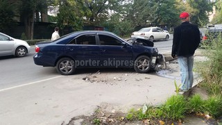 В Бишкеке Toyota ударилась об электрический столб и повалила его, - читатель <i>(фото)</i>