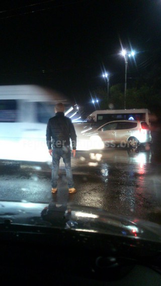 Парень в дождь на Чуй-Фучика регулировал движение, где образовалась пробка, - читатель (фото)