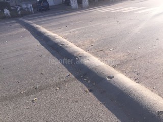 Горожанин считает, что на участке трассы Бишкек—Торугарт в Кочкоре установлены нереально высокие лежачие полицейские <i>(фото, видео)</i>