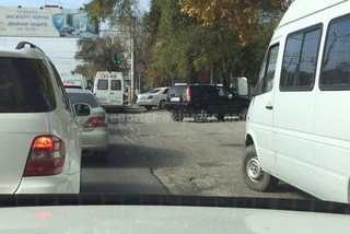 Почему дорога по улице Ахунбаева возле «Будда Бара» сужается? - читатель (фото)