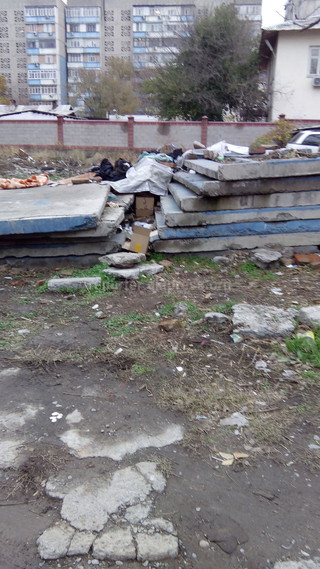 Под боком со столичной УВД среди бетонных плит обосновался бомж, - читатель (фото)