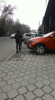 По улице Боконбаева на участке между улицами Коенкозова и Исанова пешеходы ходят по проезжей части дороги, - читатель (фото)