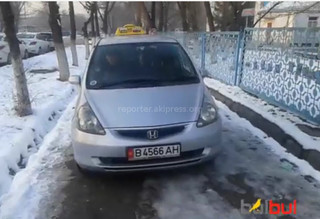 Таксист ожидал клиента на тротуаре, - читатель <i>(видео)</i>