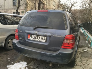 Читатель возмущен водителями, которые устраивают парковку на тротуарах (фото)