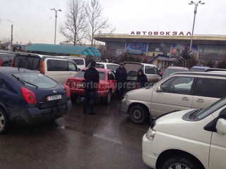 Читатели недовольны, что на территории западного автовокзала водители паркуют свои авто в три ряда (фото)