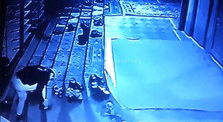 Парень в мечети Бишкека обул чужую обувь, сняв свою, - читатель <b><i>(видео)</i></b>