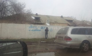 Парень закрашивал неприличную надпись около школы №59, - читатель (фото)
