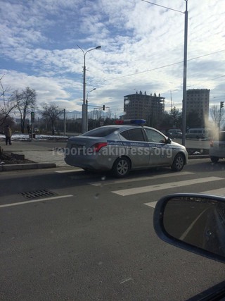 Автомашина ДПС ГУВД Бишкека создала неудобства пешеходам, - горожанин <i>(фото)</i>