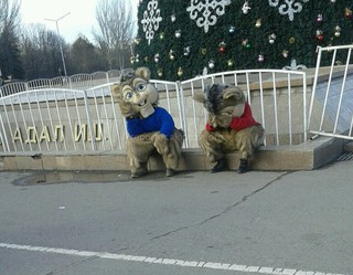 Читатель недоволен действиями ростовых кукол на площади Ала-Тоо <b><i>(фото)</i></b>