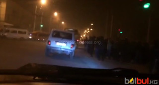 На пересечении улиц Бейшеналиева-Киевская толпа парней загораживает одну полосу движения, - автолюбитель (видео) На пересечении улиц Бейшеналиева-Киевская толпа парней загораживает одну полосу движения, - автолюбитель (видео)