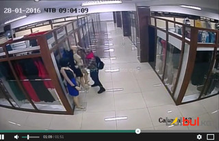 В ТЦ «Беш Сары Сити» девушка украла платье, которое было на манекене, - читатель <b>(видео)</b> В ТЦ «Беш Сары Сити» девушка украла платье, которое было на манекене, - читатель <b>(видео)</b>