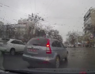 Honda с дипномерами D 02 113 нарушает правила дорожного движения (видео)
