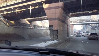 По пр.Ч.Айтматова на мосту повреждена облицовка несущего столба (фото)