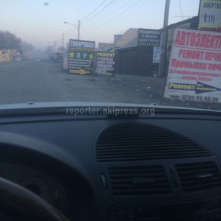 По ул.П.Лумумбы в районе рынка «Кудайберген» рекламные щиты установлены в два ряда (фото) По ул.П.Лумумбы в районе рынка «Кудайберген» рекламные щиты установлены в два ряда (фото)