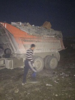 В жилмассиве Кок-Жар вдоль речки Аламедин неизвестные постоянно выбрасывают строительный мусор, - читатель (фото)