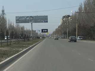 Днем по улице Токомбаева горит ночное освещение (фото)