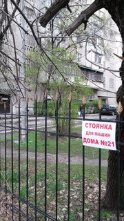 На каком основании жители и домком дома №21 в мкр Юг-2 захватили проезжую часть дороги, установив столбики? - читатель (фото)
