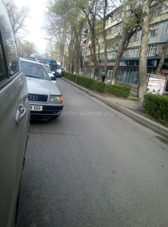 На улице Московская водители маршруток ездят по встречке, не обращая внимание на ДПС, - читатель <i>(фото)</i>