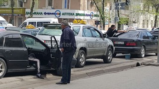 Таксисты на Байтик Баатыра-Горького во время ожидания клиента моют авто на дороге (фото)
