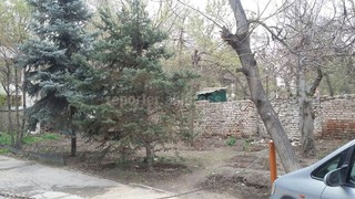 Туалет, установленный во дворе напротив Белого дома, демонтирован