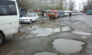 После осадков конечная остановка в мкр Аламедин-1 превращается в озеро (фото)