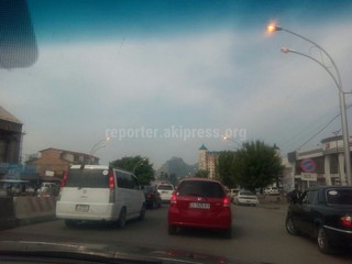 На некоторых улицах Оша в 10 утра горели фонари ночного освещения (фото)