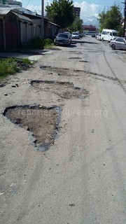 На улице Островского вырыли ямы и оставили, - читатель <i>(фото)</i>