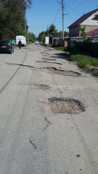 Бригада МП «Бишкекасфальтсервис» выехала на ул.Островского, чтобы завершить ямочный ремонт