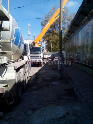 Мэрия предписала строительной организации, перекрывшей тротуар на Киевской-Тыныстанова, о недопущении подобных случаев <i>(фото)</i>