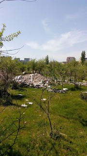 Участок городской земли выше Южной магистрали превращается в свалку (фото)