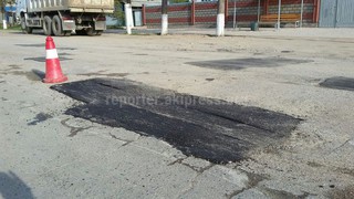 Читатель недоволен проводимым ямочным ремонтом в Караколе по ул.Токтогула (фото)