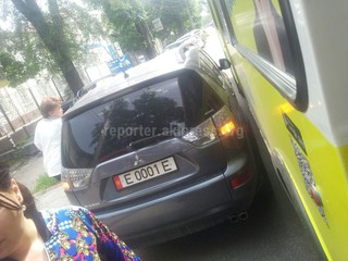 Женщина, неправильно припарковавшая авто, ругалась с водителем троллейбуса, которому загородила остановку <i>(фото, видео)</i>