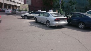 Читатель сообщает, что таксисты загораживают пешеходный переход на Киевской-Орозбекова (фото)