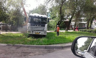 На Тоголок Молдо-Жибек жолу бетономешалка работала в зеленой зоне <i>(фото, видео)</i>