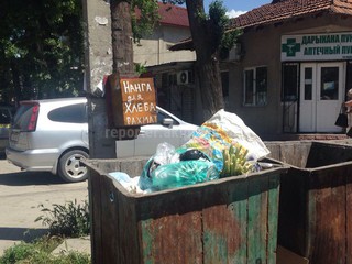 На ул.Айни возле мусорных баков жители установили коробку для хлеба, чтобы его не выбрасывали вместе с мусором <i>(фото)</i>