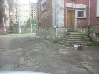 Дорога на территории Национального госпиталя в ужасном состоянии, - читатель (фото, видео)