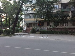 Законно ли установлены шлагбаумы для персональной парковки авто на пересечении ул. Токтогула-Тыныстанова, - читатель (фото)