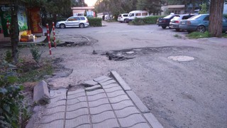 Читатель интересуется, когда на пересечении ул.Тыныстанова-Чуйкова восстановят перекопанный тротуар и дорогу (фото)