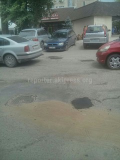 Асфальт недавно проведенного ямочного ремонта на ул.Турусбекова уже рассыпается, - читатель (фото, видео)