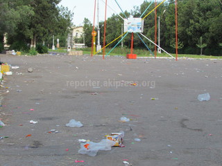 На площади Дома культуры им.Ленина в Кара-Балте после Дня защиты детей осталось много мусора (фото)