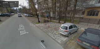 Законно ли ограничен доступ к парковке возле дома №8 по ул.Исанова? - читатель (фото)